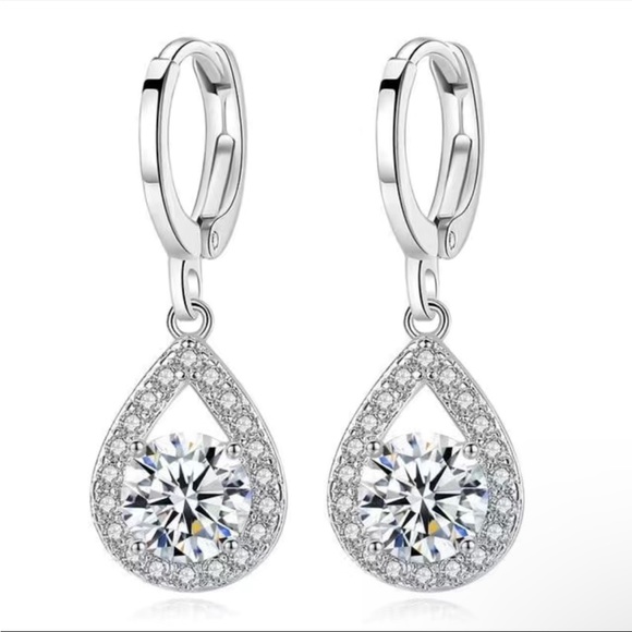 NWT SILVER TEAR DROP EARRINGS. - Picture 4 of 4